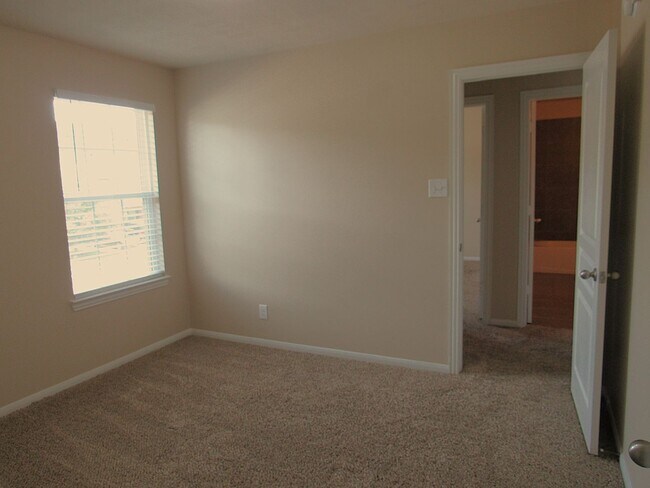 Building Photo - Spacious, modern and close to everything