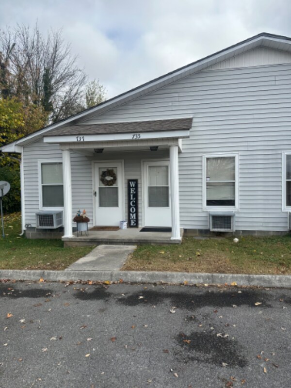 Building Photo - 735 Cave St