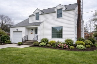 Building Photo - Large 5BR, 2BR Plain Local House - For Rent or For Sale