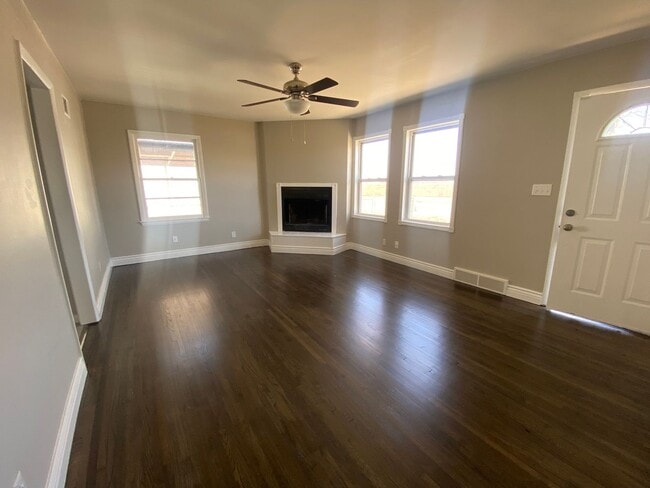 Building Photo - 2 Bed/1 Bath Home in West Wichita With 2 Sheds and a Carport!