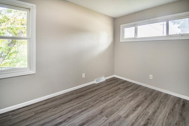 Building Photo - 1220 Hillcrest Dr