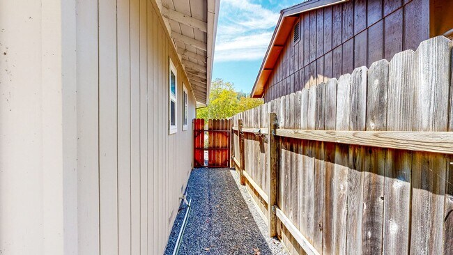 Building Photo - Rincon Valley Single Level, Landscaper Included!