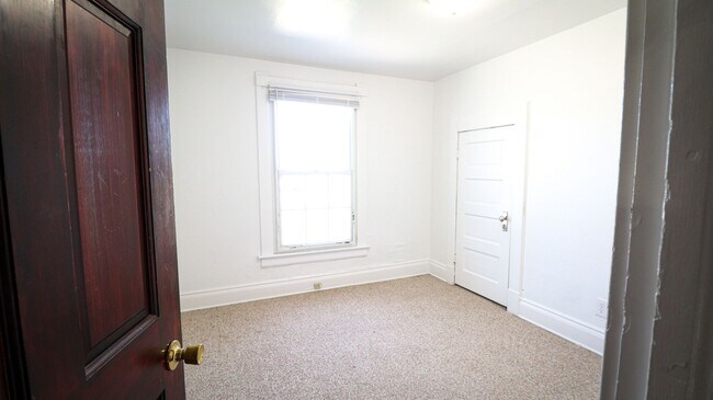 Building Photo - 3 Bedroom House