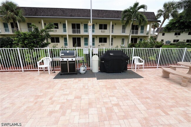 Building Photo - 130 N Collier Blvd