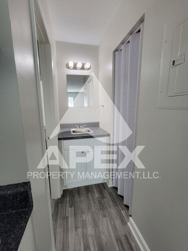 Building Photo - Recently Renovated - Alcoa Studio Apartmen...