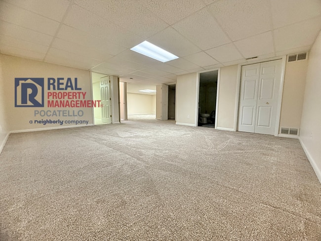 Building Photo - 4 bedroom 3 bathroom - 2 car garage -This ...