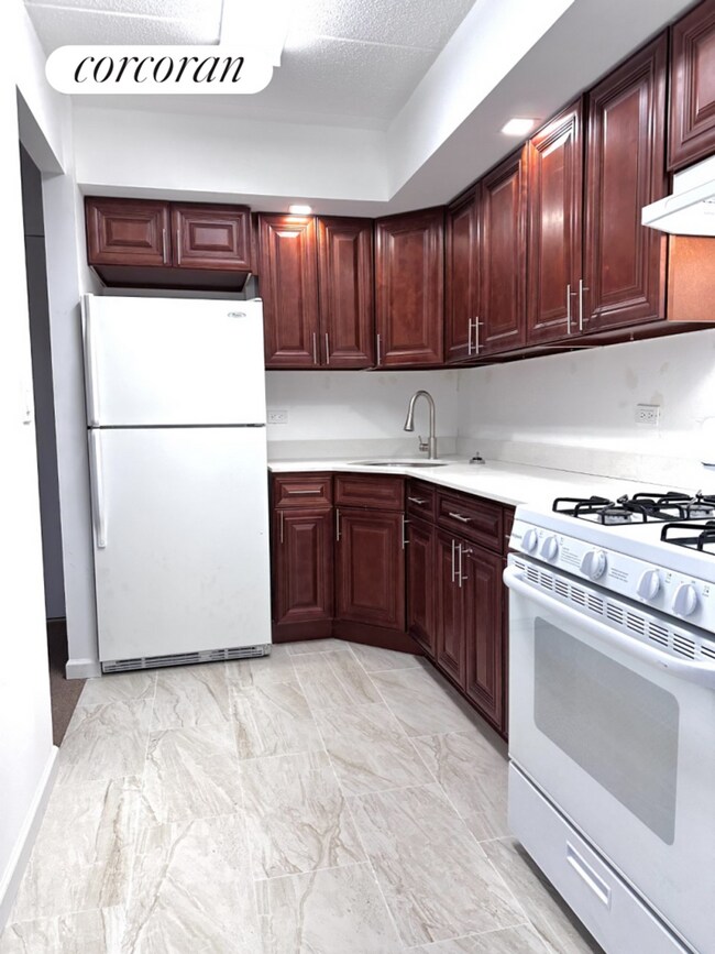 Primary Photo - 9229 Queens Blvd
