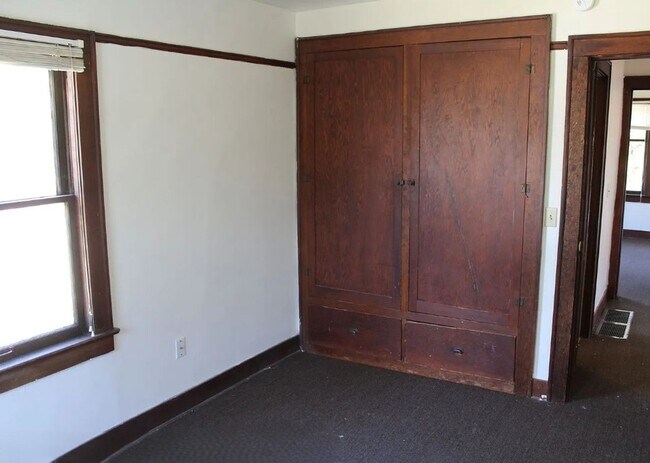 Building Photo - 6 bedroom, 2 Bath Home Available in August!