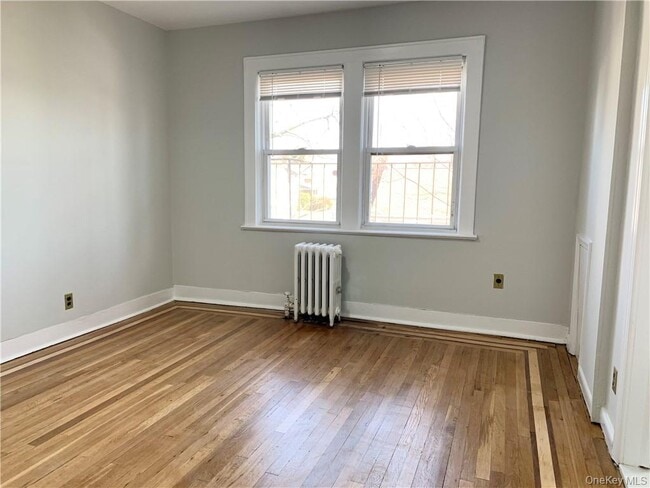 Building Photo - 10 Oakridge Pl