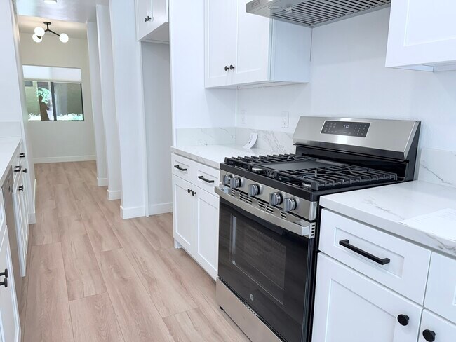 Kitchen - 14572 Dickens St