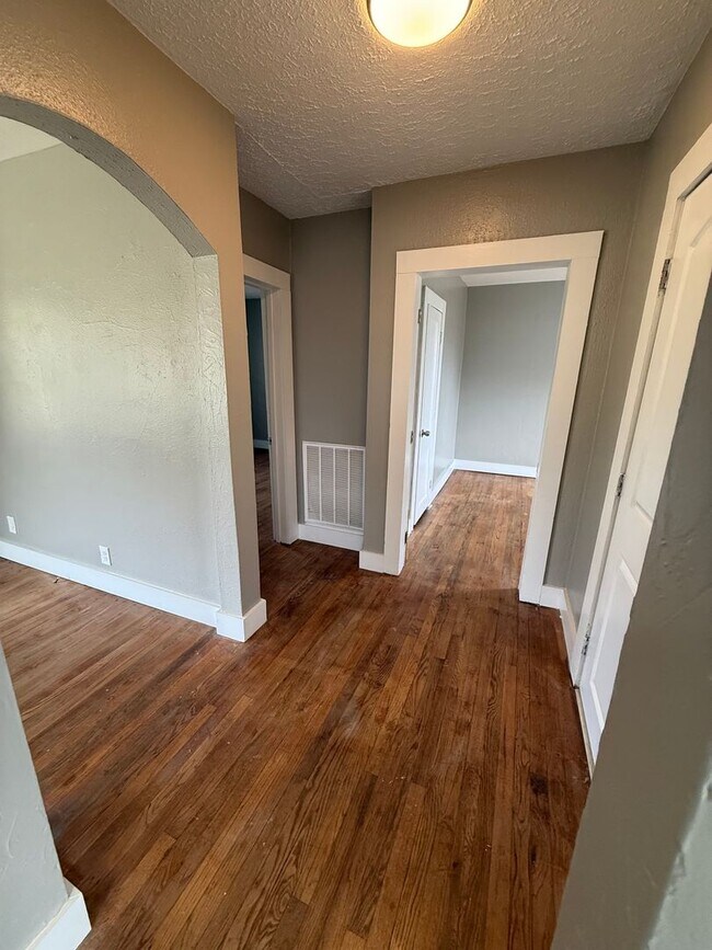 Building Photo - ***COMING SOON*** (Available end of May) Charming 3 Bedroom 1 Bath home convenient to Middlebrook...