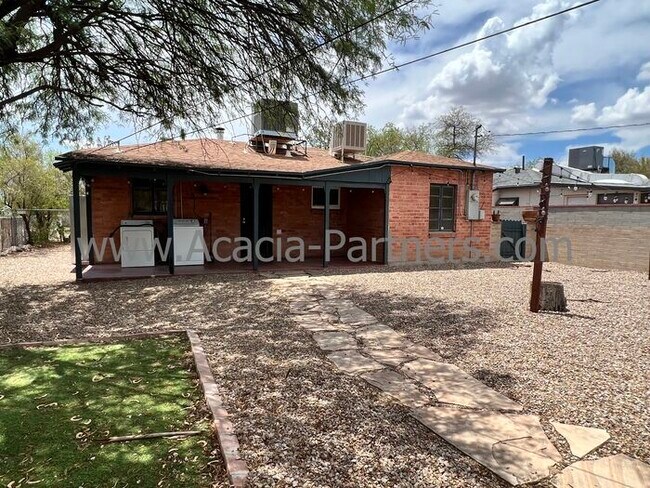 Building Photo - Spacious Two Bedroom