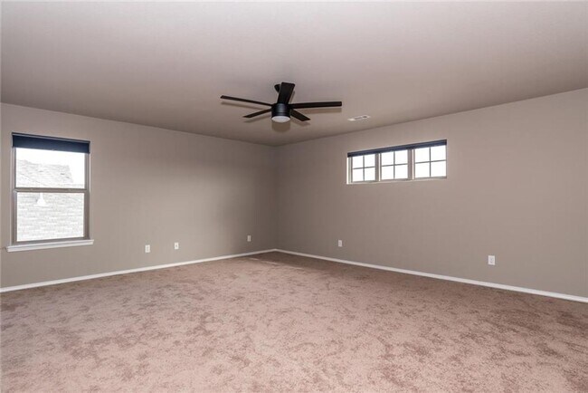 Building Photo - 4 bedroom 2.5 bath in Lowell-south of Promanade