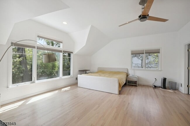 Building Photo - 24 Thackeray Dr