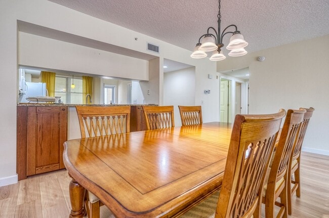 Building Photo - Updated 3 bedroom unit overlooking the Eas...