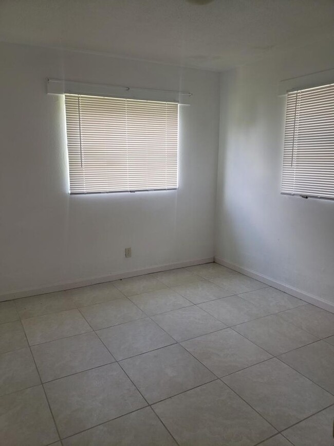 Building Photo - 3 bedroom 2 bath Single family home locate...