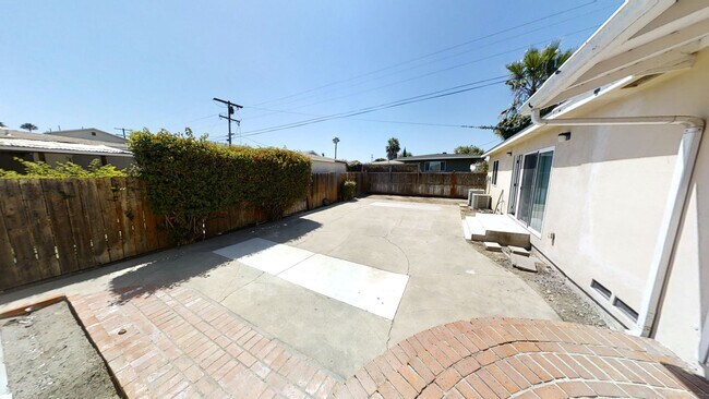 Building Photo - 7BD/4BA, Two Kitchens!