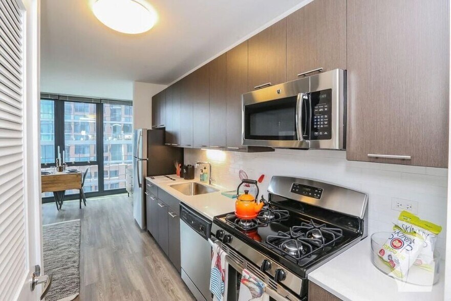 Building Photo - 637 N Wells St