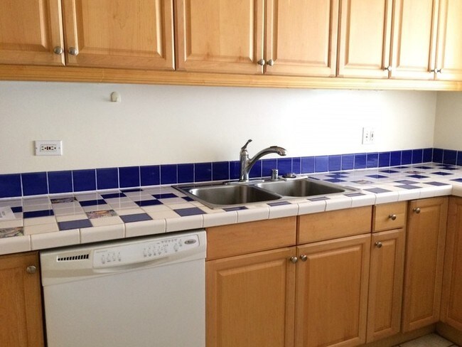 Building Photo - Mauna Luan 2BR/2BA/2PK Desirable End Unit