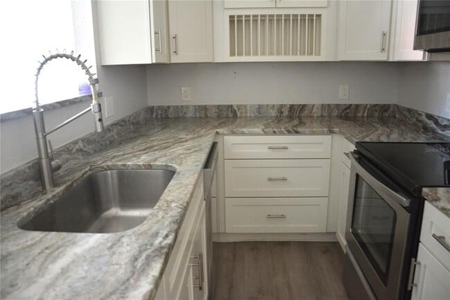 Building Photo - 670 16th Ave S