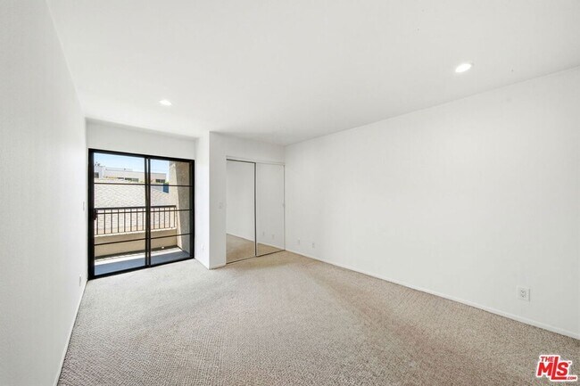 Building Photo - 909 Croft Ave