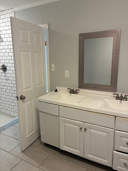 Building Photo - 3829 Northview Dr