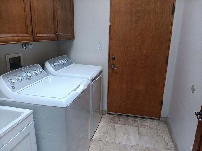 Building Photo - 3 Bedroom, 2 Bathroom! Lovely Home!