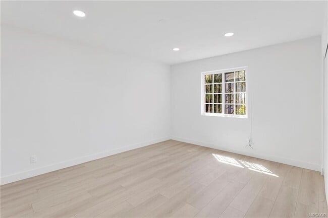 Building Photo - 348 W 83rd St