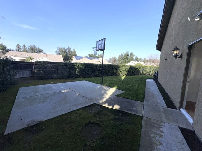 Building Photo - 553 W Fallbrook Ave