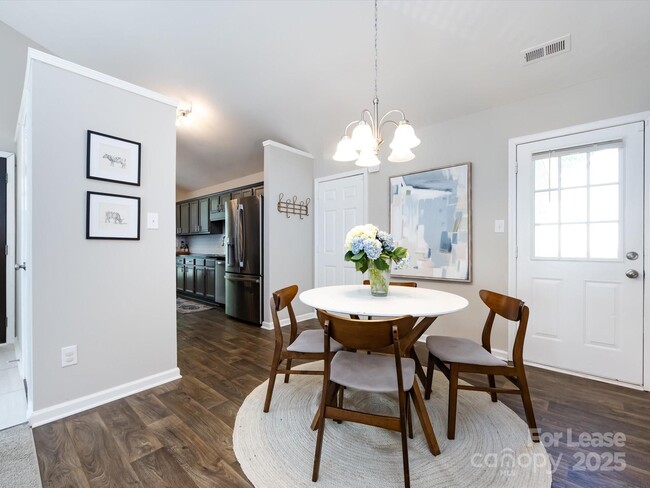 Building Photo - 7731 Ivy Hollow Dr