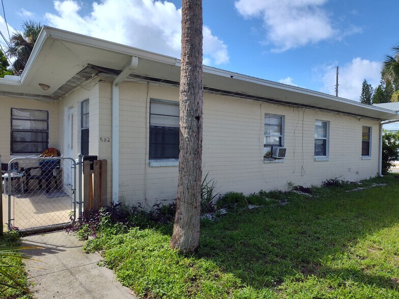 Building Photo - 318 N Oleander Ave