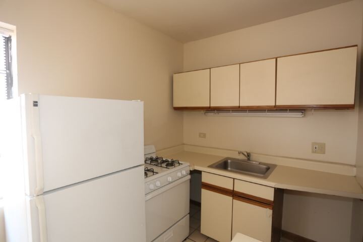 Building Photo - 838 W Cornelia Ave