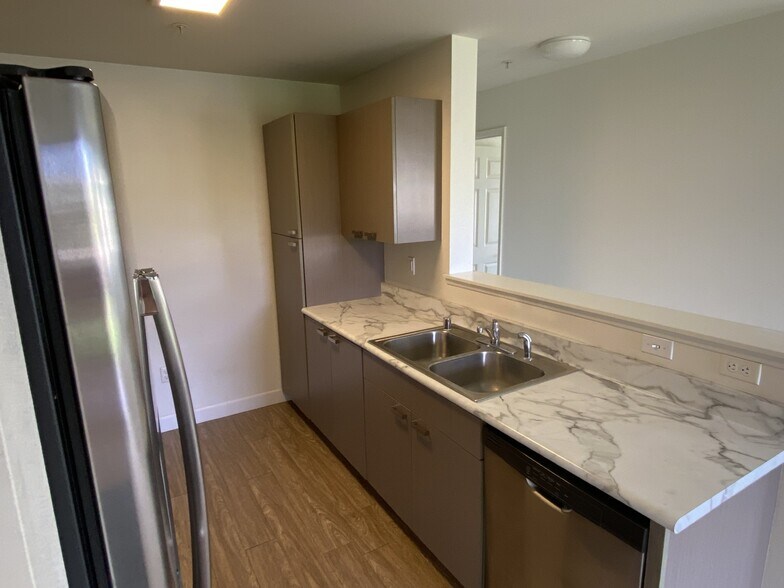 Building Photo - 50 Kihalani St