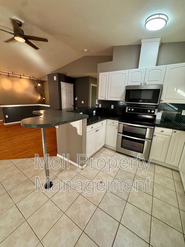 Building Photo - 490 SE Alpine Ave