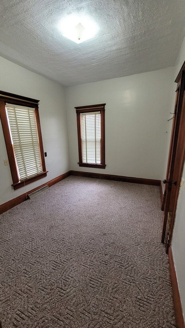 Building Photo - 409