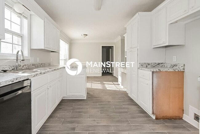 Building Photo - 5 Bedroom Pet-Friendly Home in Jackson, TN with Main Street Renewal