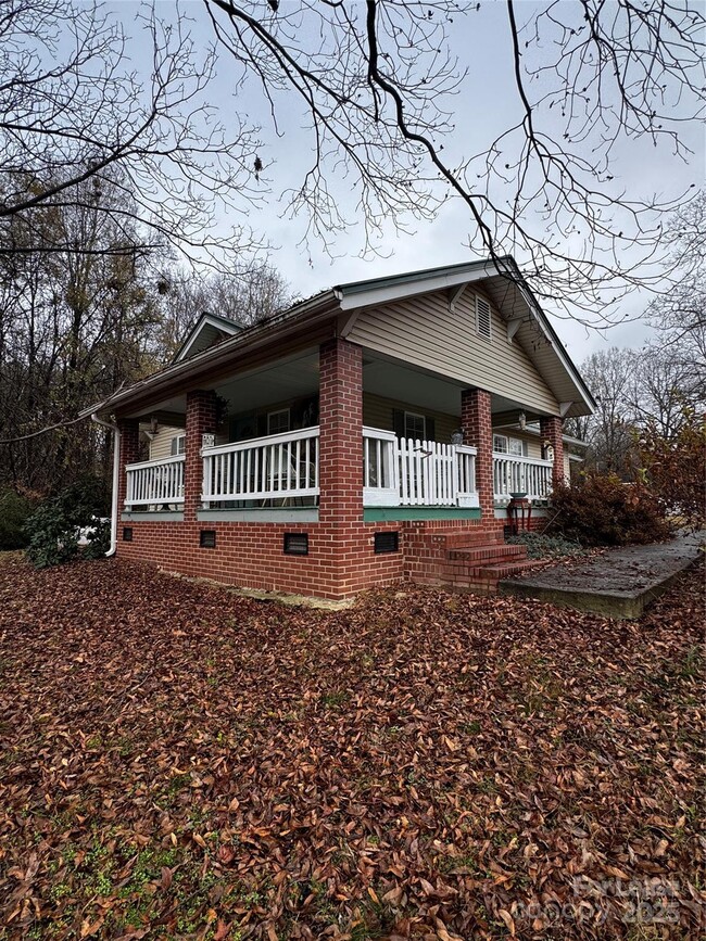 Building Photo - 404 Moss Springs Rd