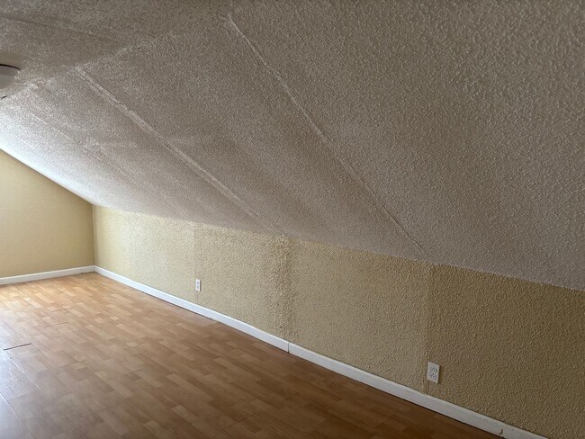 Building Photo - 3 Bedroom House