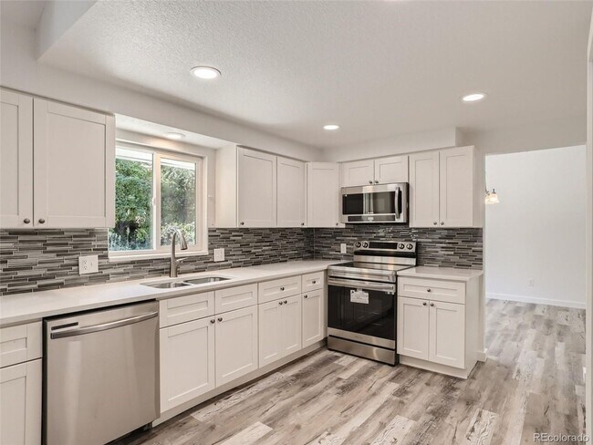 Building Photo - Take advantage of our limited-time offer: ...