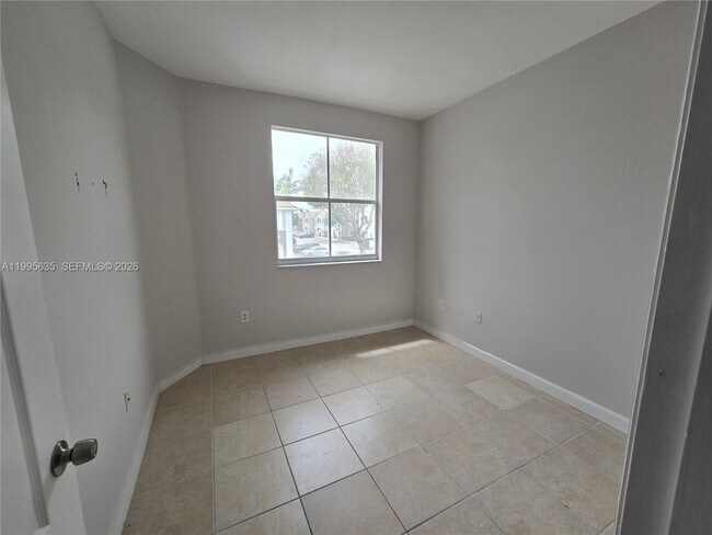 Building Photo - 2903 SE 17th Ave