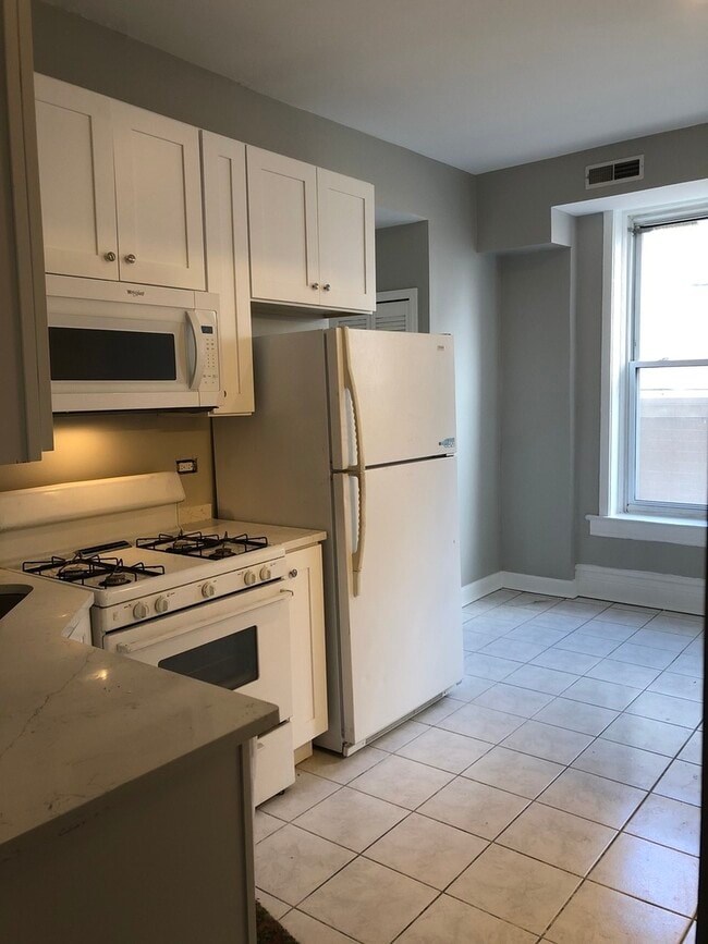 Building Photo - 1025 W Cullerton St