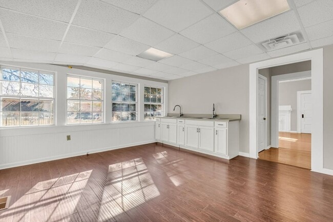 Building Photo - Spacious 3-bedroom, 2 full-bath property suited for residential living or commercial use