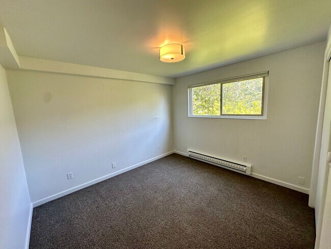 Building Photo - Spacious 2-Bed with Washer/Dryer, Dishwash...
