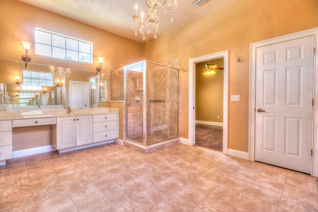 Building Photo - Stunning Pool Home in Town Park!