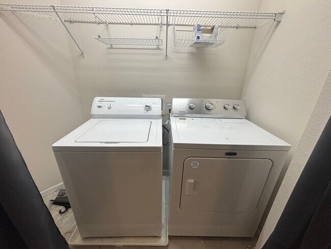 Building Photo - Amazing Neighborhood 3/3 W/Great Amenities!