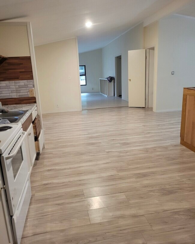 Building Photo - 491 E Sherwood Dr