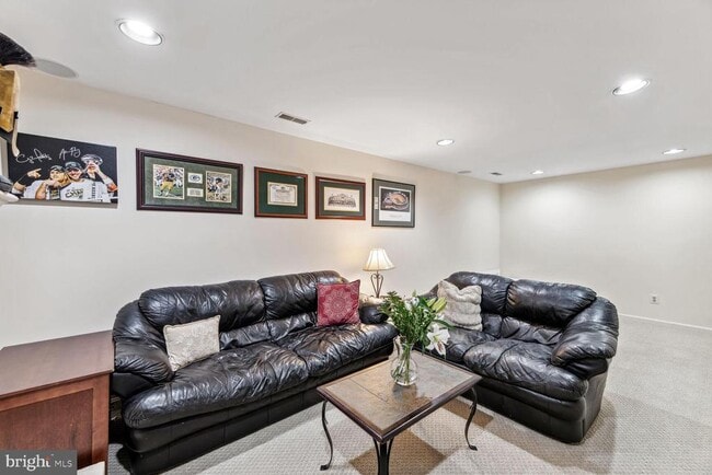 Building Photo - 6603 Forsythia St