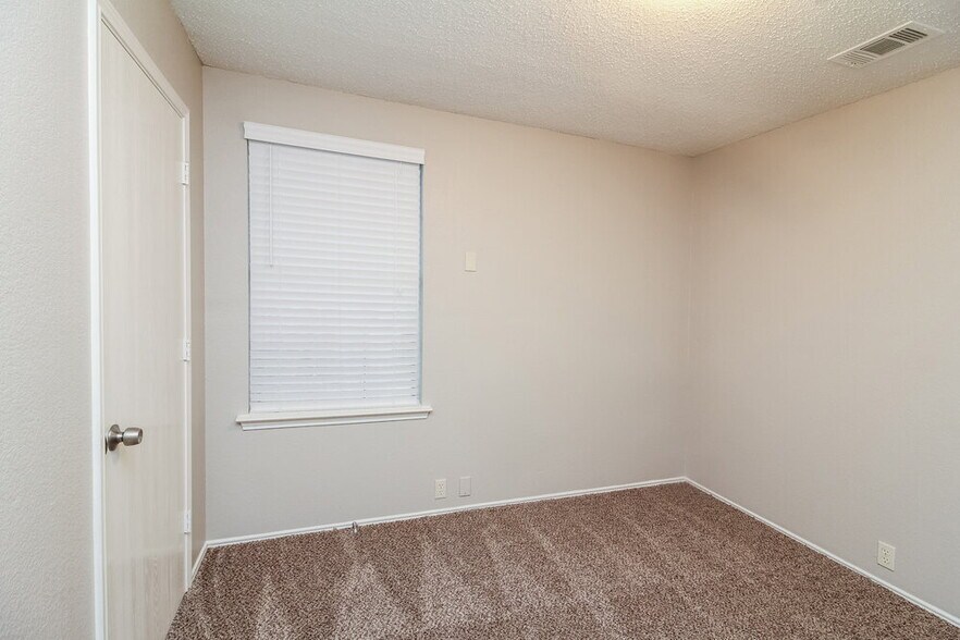 Building Photo - 1616 Columbia Dr