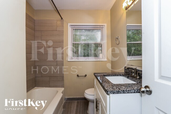 Building Photo - 1855 Shamrock Dr