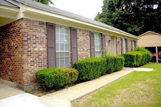 Building Photo - 3729 Village Oak Cove